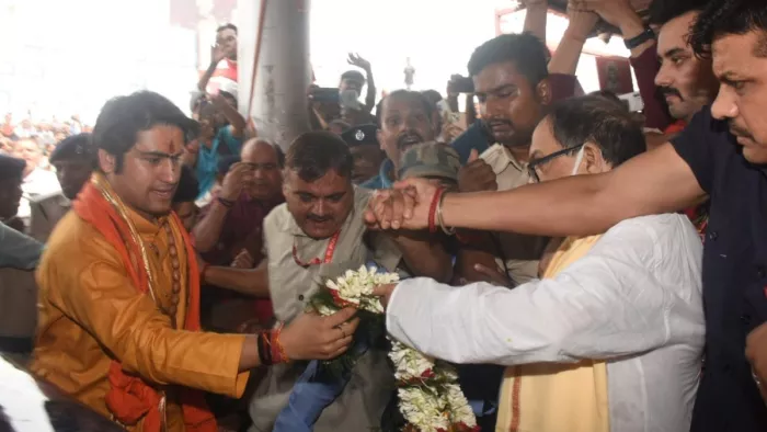 राजधानी पटना स्थित महावीर मंदिर में पूजा करने पहुंचे बागेश्वर बाबा। जागरण