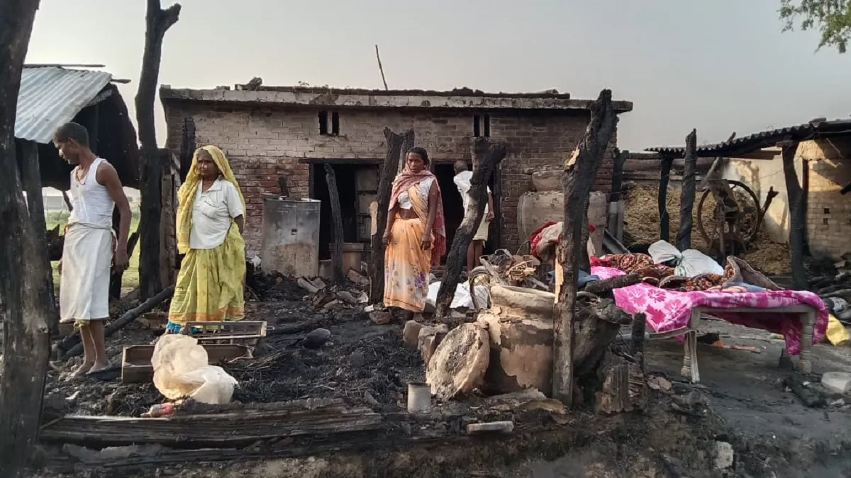 Bahraich: आग की लपटों के आगोश में 5 घर जलकर खाक, लाखों का नुकसान; कड़ी मशक्कत के बाद पाया काबू