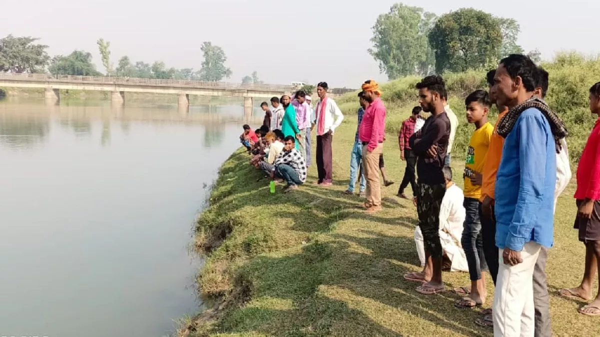 22 घंटे से लापता है महंत का बेटा, दोस्तों संग सरयू नहर में नहाते समय डूबा था, स्थानीय गोताखोर खंगाल रहे नदी