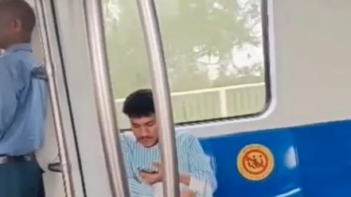 दिल्ली Metro में अश्लील हरकत करने वाले को ढूंढ रही पुलिस, DCP मेट्रो ने लोगों से मांगी मदद