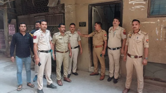नोएडा के साथ-साथ दिल्ली पुलिस की टीम अमानतुल्लाह के आवास पर पहुंची।