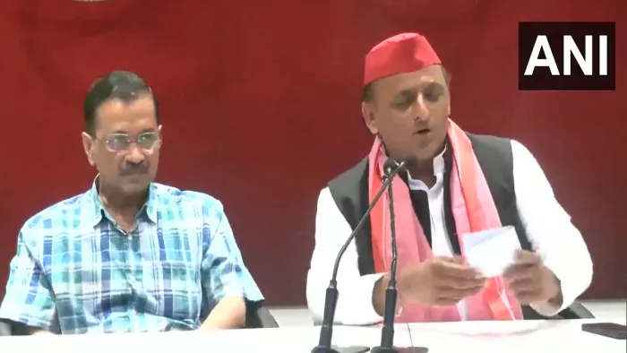 लखनऊ में संयुक्त प्रेस कांफ्रेंस के दौरान अरविंद केजरीवाल और अखिलेश यादव।