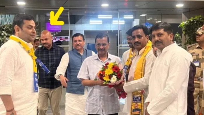 भाजपा ने केजरीवाल व संजय सिंह के साथ विभव कुमार की फोटो जारी की।