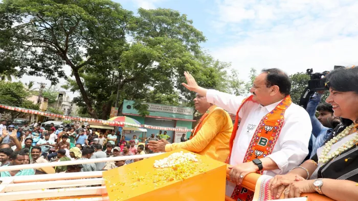 भुवनेश्वर में रोड शो के दौरान जेपी नड्डा।