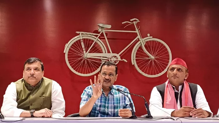लखनऊ में पत्रकारों को संबोधित करते अरविंद केजरीवाल, साथ में अखिलेश यादव व संजय सिंह।