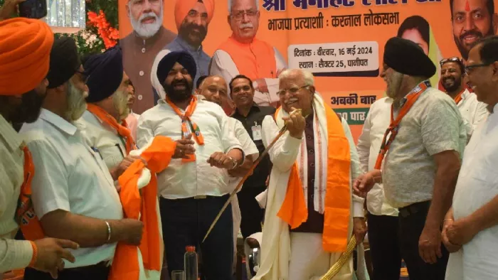 Haryana News: अभिनंदन समारोह के दौरान खिलखिलाते पूर्व सीएम मनोहर लाल।