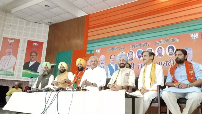 अकाली दल के नेता रवि करण काहलो भाजपा में शामिल