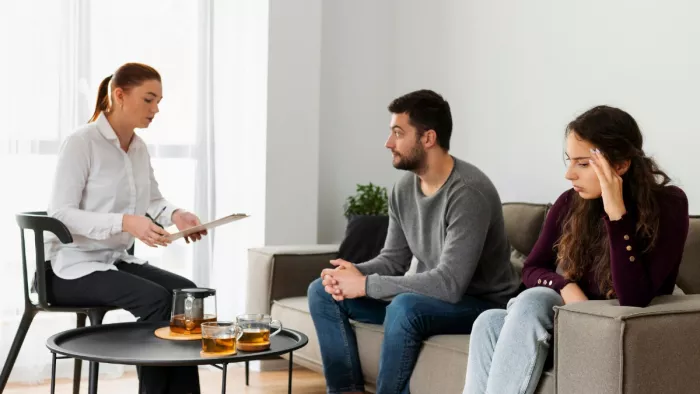 Relationship Advice: रिलेशनशिप काउंसलिंग के फायदे (Pic credit- freepik)