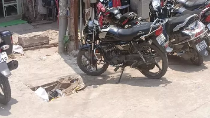 बाजार में दुकान के सामने जाम नाला, जिसे साफ नहीं किया गया। जागरण
