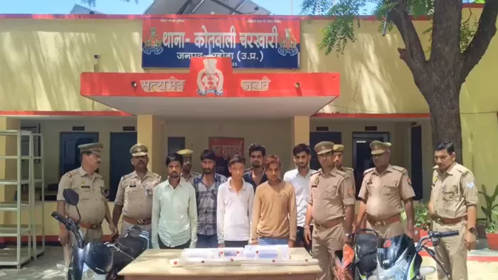 चरखारी: पुलिस गिरफ्त में हत्यारोपी, बरामद शस्त्र, बाइक व घटना अनावरण की जानकारी देते एसपी प्रबल प्रताप सिंह।