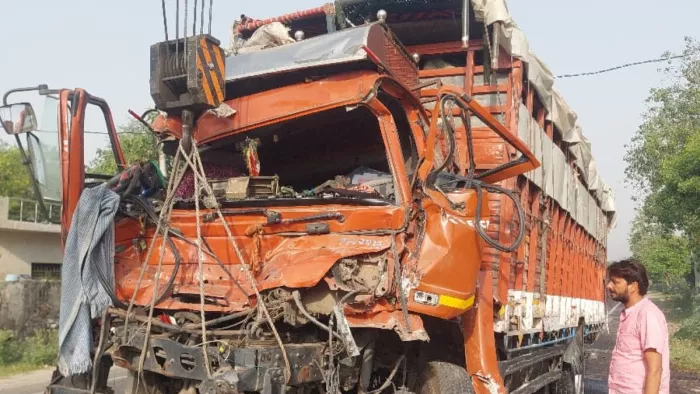 यूपी के बुलंदशहर में भीषण सड़क हादसा, कैंटर-ट्रक की टक्कर में तीन की मौत, कई घायल।