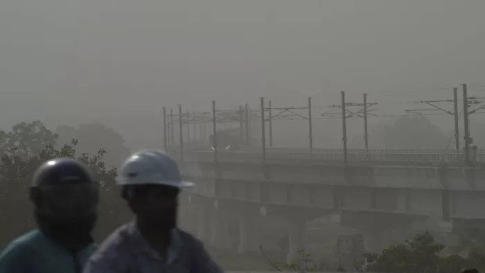 राजधानी दिल्ली में अगले दो घंटों में बदलेगा मौसम। (फोटो- पीटीआई)