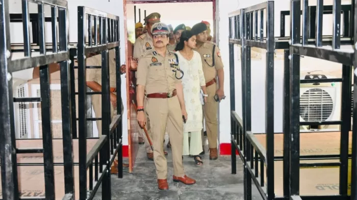 ट्रेनिंग करने आने वाली 500 महिला सिपाहियों के लिए खरीदे गये सामानों को देखते पुलिस कमिश्नर मोहित अग्रवाल एवं अन्य