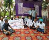 जालंधर में पावरकाम के खिलाफ धरने पर बैठे पार्षद।