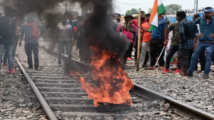 Agneepath Scheme: सहरसा में रेलवे ट्रैक पर आगजनी कर रोक रेल चक्का जाम।
