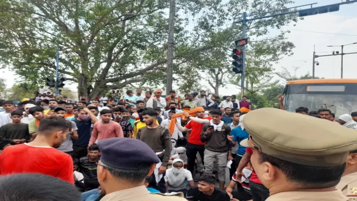 गुरुवार दोपहर एमजी रोड पर स्टेट बैंक तिराहा पर जाम लगाकर अग्निपथ योजना का विरोध जताते युवा।