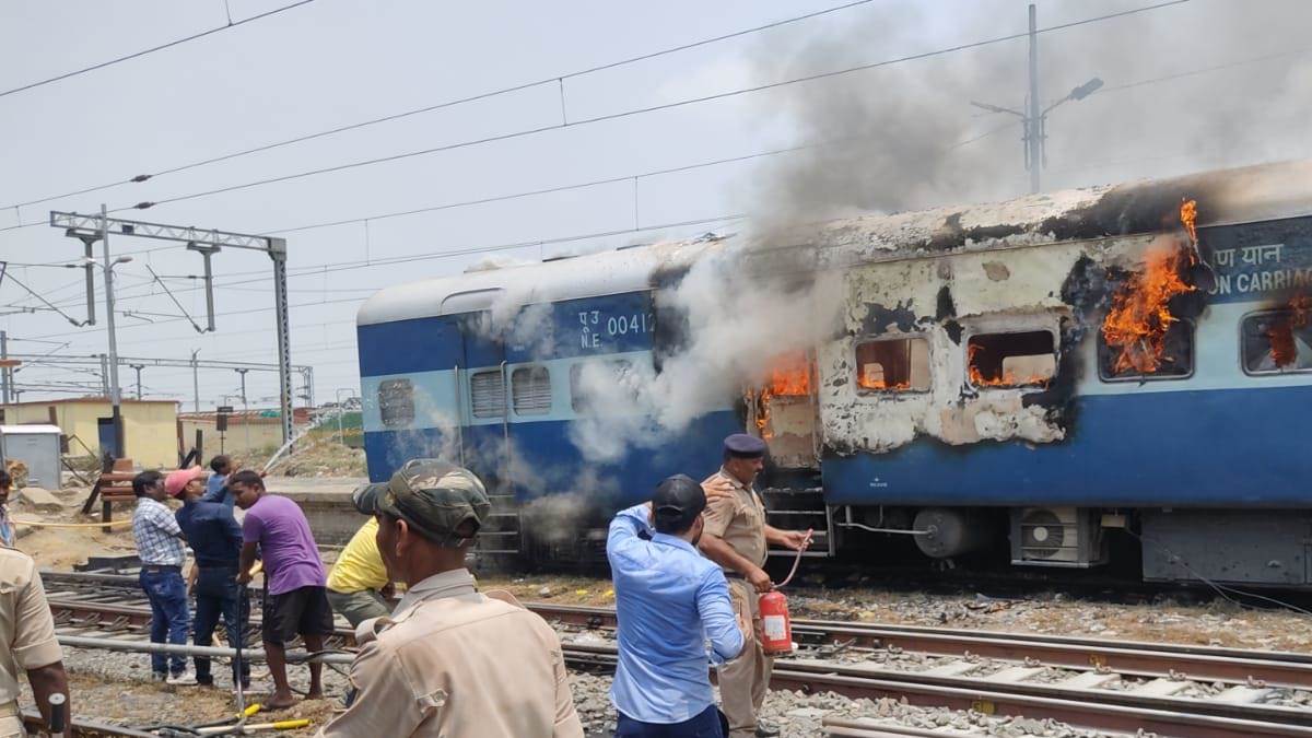 बिहार में 'अग्निपथ' योजना का विरोध, छपरा जंक्शन पर 12 ट्रेनों में तोड़फोड़, तीन ट्रेनों में लगाई आग, रेलवे को भारी नुकसान