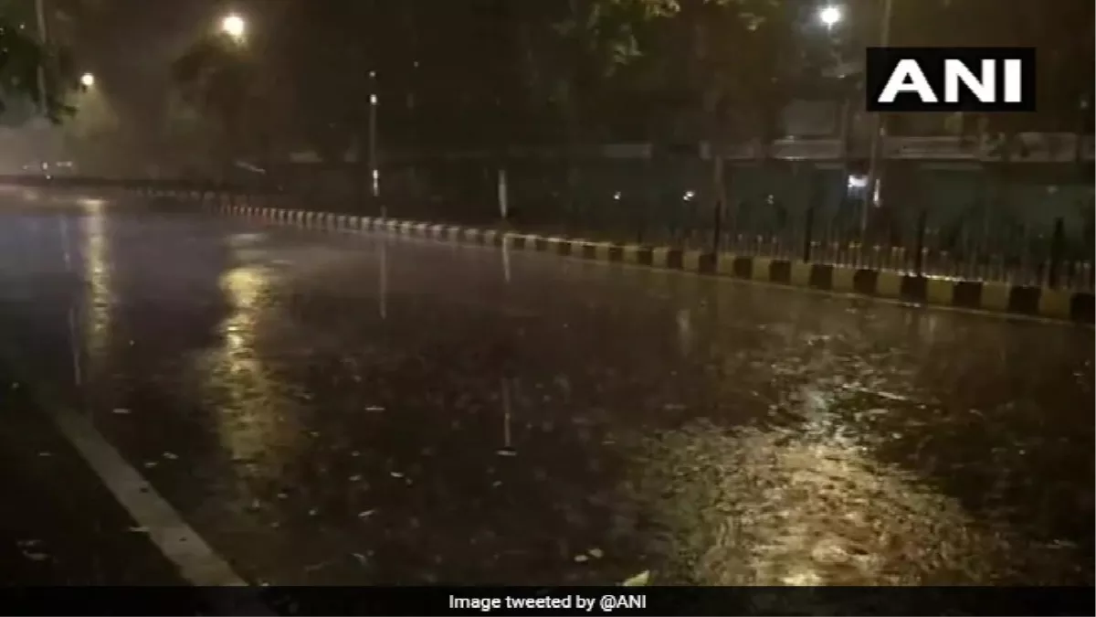 Delhi Weather Update: भीषण गर्मी के बाद गुरुवार सुबह Delhi-NCR में हुई हल्की बारिश, जानिए क्या है मौसम का हाल