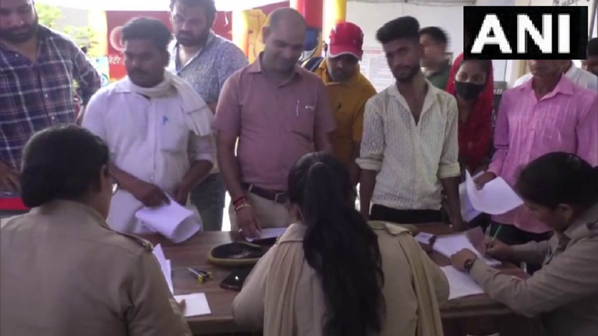 Ghaziabad News: विदेश में नौकरी दिलाने के नाम पर सैकड़ों बेरोजगारों से ठगी Photo-ANI