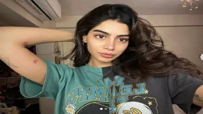 Khushi Kapoor shared pictures from sets of 'Archies'.