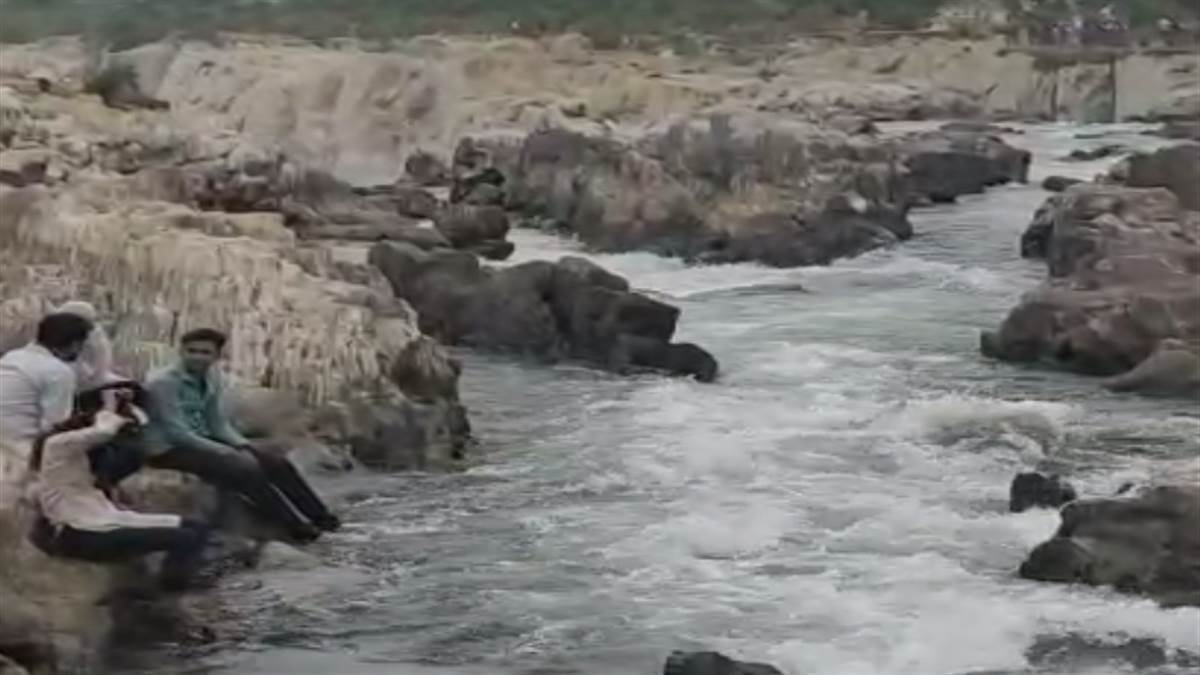 https://www.jagranimages.com/images/newimg/16062022/16_06_2022-narmada_river_22808684_1025091.jpg