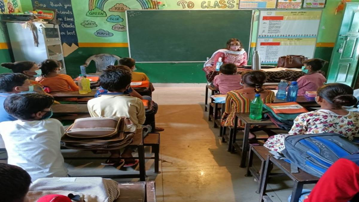 Schools Reopened ग्रीष्मावकाश खत्म भीषण गर्मी में आगरा में आज से खुल गए