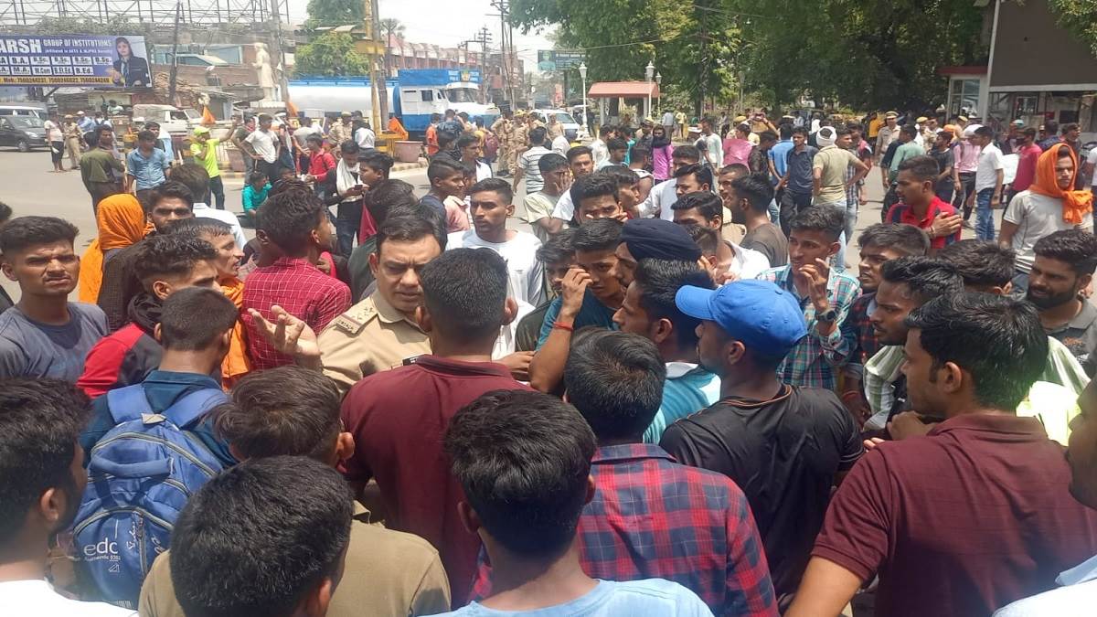 Protest Of Agnipath Scheme in UP: 'अग्निपथ योजना वापस लो'