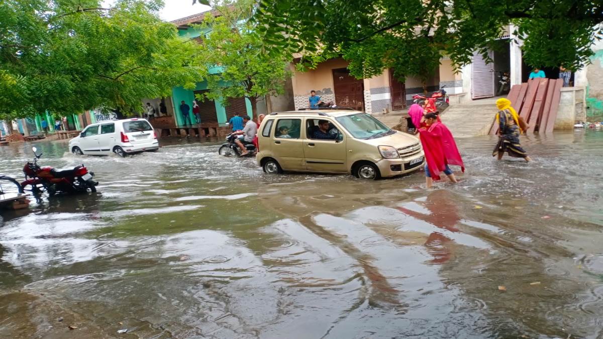 Agra Weather Update बादल जगा रहे आस, बरस सकती हैं राहत की बूंदें, आगरा