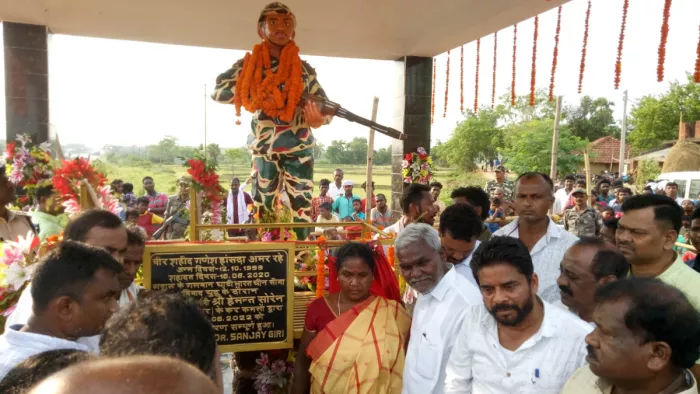 Jamshepur News : प्रतिमा अनावरण करते मंत्री व अन्य।