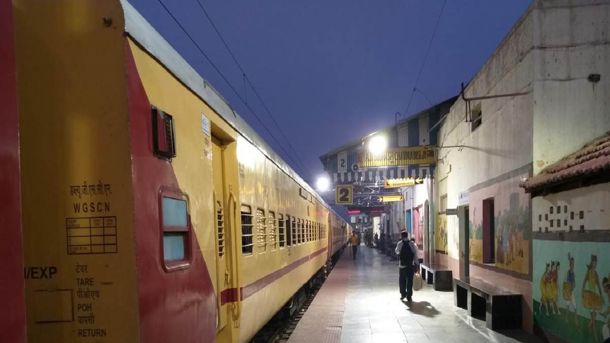 train rules for night journey if you travel at night in the train then know these four rules tte will not bother