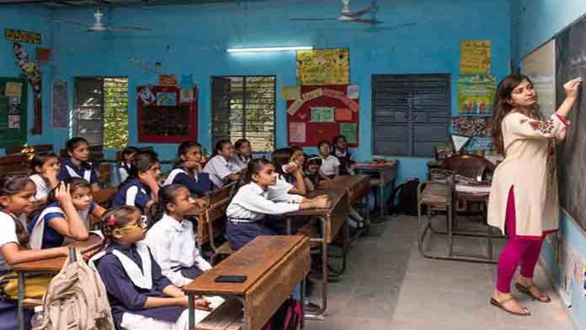 बेसिक शिक्षा परिषद के प्राथमिक व उच्च प्राथमिक विद्यालय गर्मी की छुट्टियों के बाद गुरुवार से खुल गए।