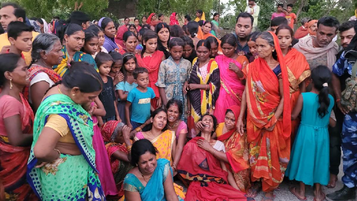 aurangabad high speed truck crushed brother and sister villagers protested by jamming the road and demanded compensation