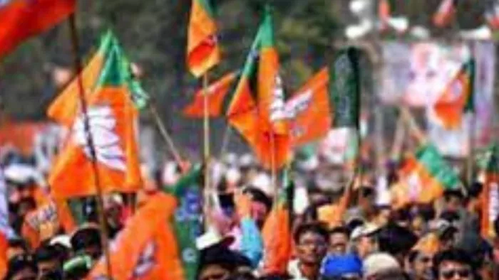 गजरौला में आयोजित भाजपा के लाभार्थी सम्मेलन में बछरायूं व मंडी धनौरा के भाजपाई एकजुट होकर इस्तीफा देने पहुंचे।