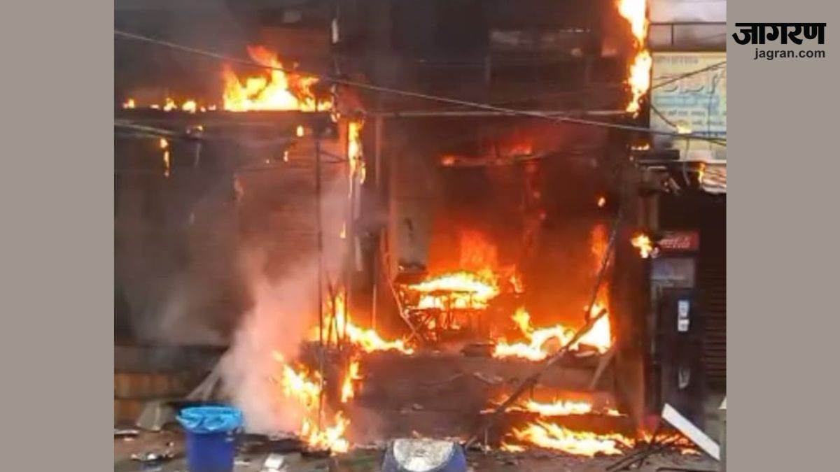 ncr delhi massive fire broke out in restaurant in mayur vihar four fire tenders reached the spot