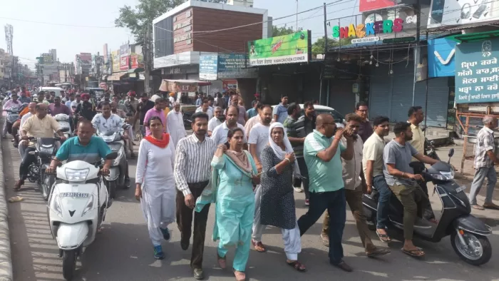 संगरूर शहर में गौ हत्या के विरोध में हिंदू संगठनों के कार्यकर्ता तथा शहर निवासी रोष मार्च निकालते हुए।