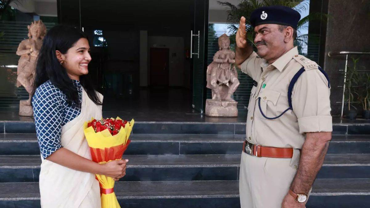 https://www.jagranimages.com/images/newimg/16062024/16_06_2024-dad_sp_salutes_23740538.jpg