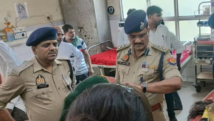 Etah News: अस्पताल में घायलों की जानकारी लेते पुलिस अधिकारी।