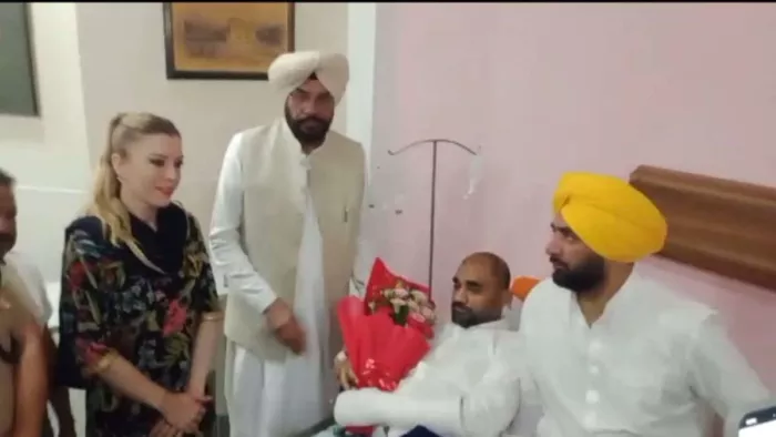 Punjab News: पीड़ित दंपती से मिले कुलदीप सिंह धालीवाल।