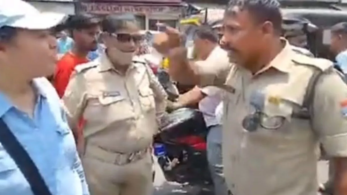 दिल्‍ली के सैलानियों का रामनगर में हंगामा, कार हटाने को कहा तो सिपाही का कॉलर पकड़ मोबाइल पटक दिया