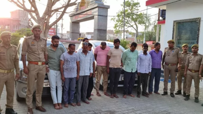 Mathura News: पुलिस ने गेस्टहाउस से पकड़े जुआरी।