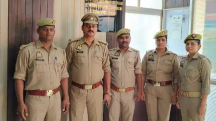 आजमगढ़ से गायब चार किशोरियों को 24 घंटे के अंदर बरामद करने वाली पुरस्कृत पुलिस टीम।(फोटो- जागरण)