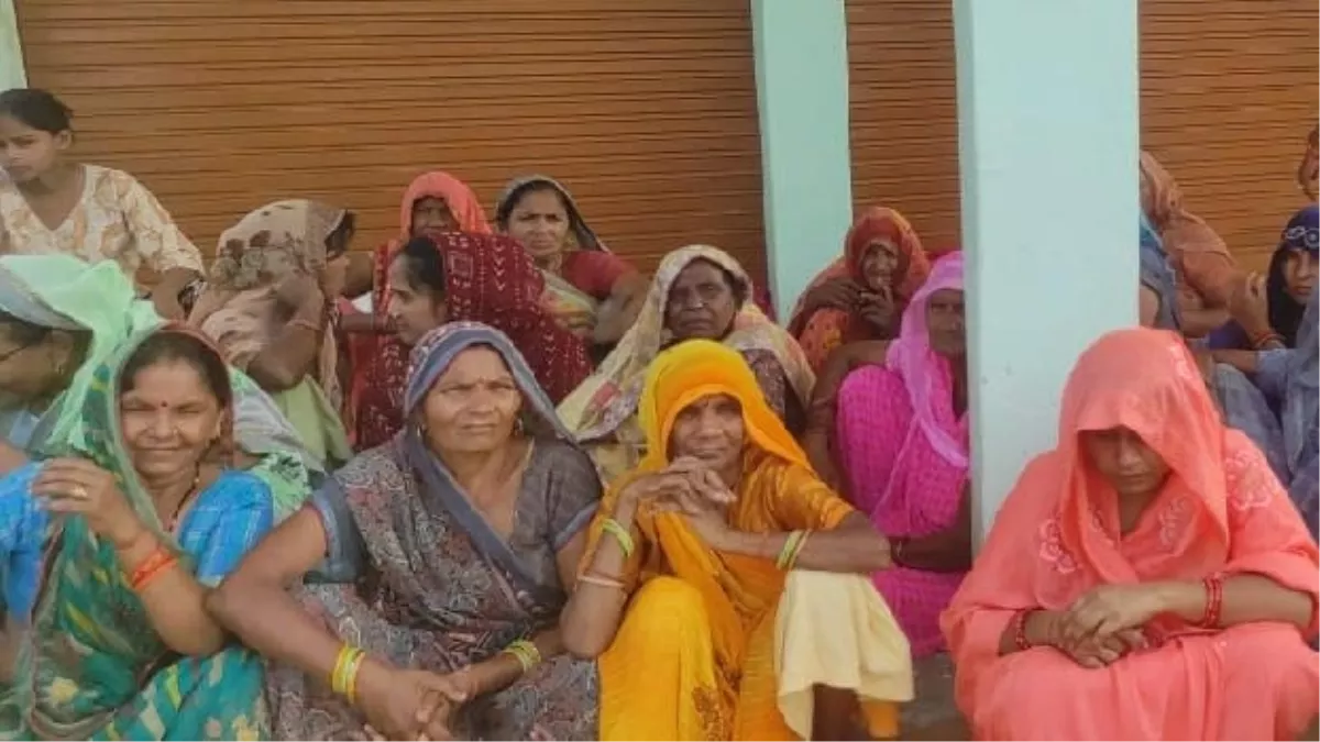Auraiya News: रेल कर्मी का घर के अंदर संदिग्ध हालात में मिला शव, पत्नी मायके और मां बेटी के घर गई थी