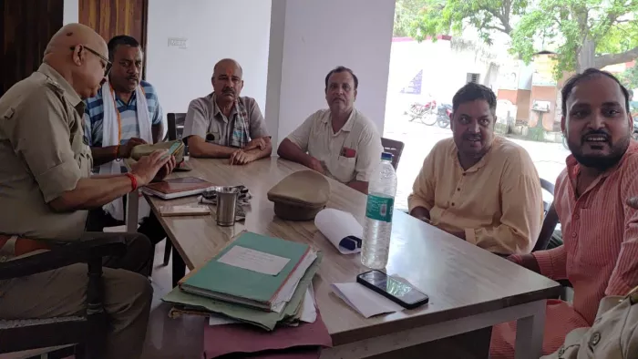 अलीगंज थाने में धर्मांतरण की शिकायत लेकर पहुंचे विश्व हिंदू परिषद और बजरंग दल के पदाधिकारी। जागरण