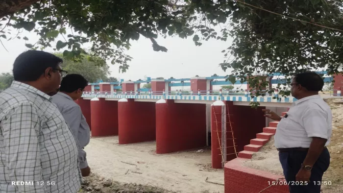 हाहानाला पर तैयारियों का जायजा लेतेउपजिलाधिकारी मधुबन आरके अग्रवाल। जागरण