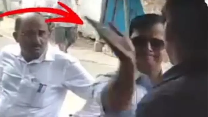 आजमगढ़: दुकानदार को थप्पड़ मारते तहसीलदार शैलेश कुमार।(वीडिया ग्रैब)