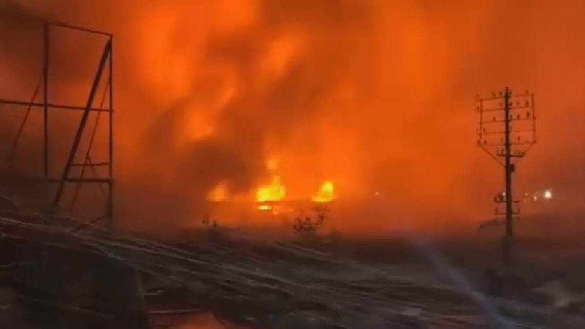 https://www.jagranimages.com/images/newimg/16062025/16_06_2025-kolkata_fire_23965184.jpg