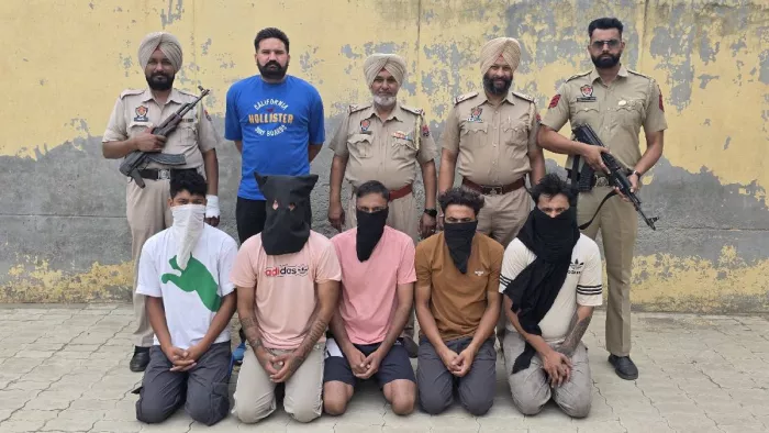 सीआईए स्टाफ द्वारा काबू आरोपियों के साथ पुलिस पार्टी