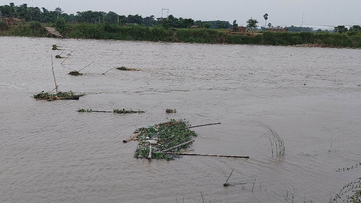 muzaffarpur news bagmati river surge collapses bridge disrupting lives