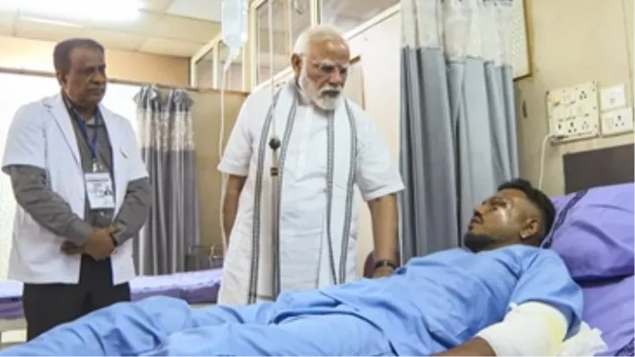 हमदाबाद विमान हादसे में एकमात्र जीवित बचे विमान यात्री ने सुनाई आपबीती।(फोटो सोर्स: पीटीआई)