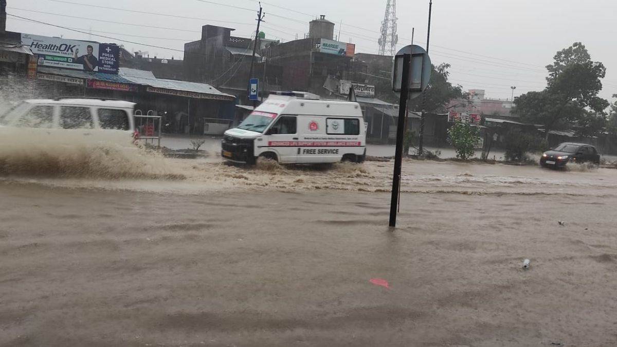 https://www.jagranimages.com/images/newimg/16062025/16_06_2025-rain_basti_news_23965189.jpg